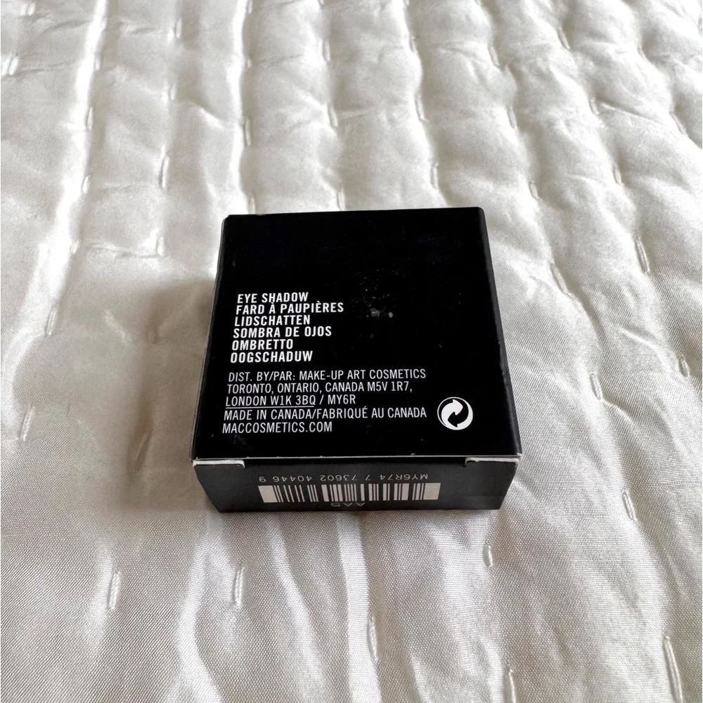 NIB MAC Flamingo Park Collection Eye Shadow in HELLO, THERE